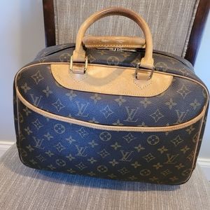 Louis Vuitton Deauville Bag in Monogram Canvas and Vachetta Leather